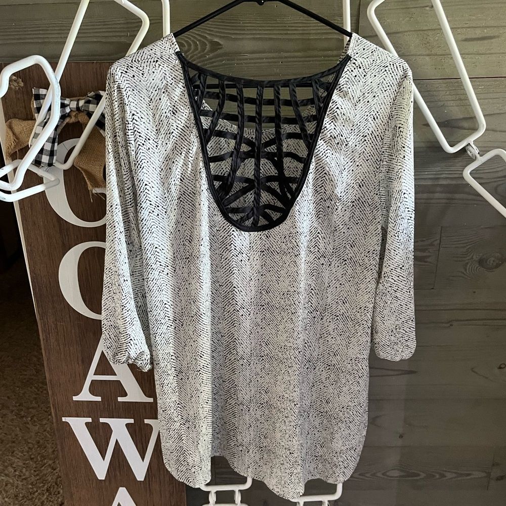 Maurice’s white and black ink pattern high low top size Medium